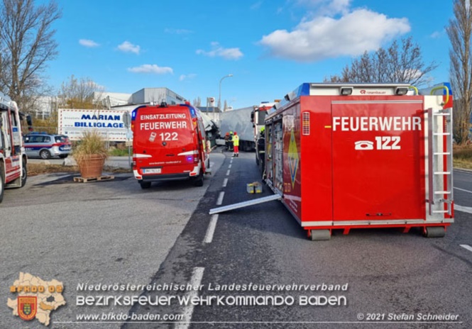 20211123 Lkw Unfall mit Dieselaustritt an der Bezirksgrenze Baden - Mödling Foto: Stefan Schneider BFKDO Baden 20211123 Lkw Unfall mit Dieselaustritt an der Bezirksgrenze Baden - Mödling Foto: Stefan Schneider BFKDO Baden