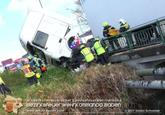 20211123 Lkw Unfall mit Dieselaustritt an der Bezirksgrenze Baden - Mdling  Foto: Stefan Schneider BFKDO Baden