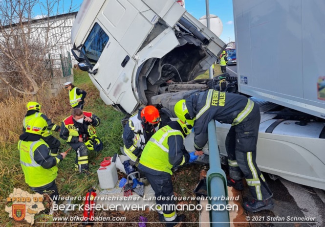 20211123 Lkw Unfall mit Dieselaustritt an der Bezirksgrenze Baden - Mödling Foto: Stefan Schneider BFKDO Baden 20211123 Lkw Unfall mit Dieselaustritt an der Bezirksgrenze Baden - Mödling Foto: Stefan Schneider BFKDO Baden