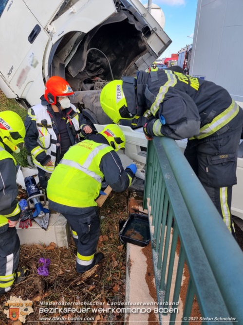 20211123 Lkw Unfall mit Dieselaustritt an der Bezirksgrenze Baden - Mödling Foto: Stefan Schneider BFKDO Baden 20211123 Lkw Unfall mit Dieselaustritt an der Bezirksgrenze Baden - Mödling Foto: Stefan Schneider BFKDO Baden