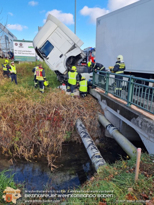 20211123 Lkw Unfall mit Dieselaustritt an der Bezirksgrenze Baden - Mödling Foto: Stefan Schneider BFKDO Baden 20211123 Lkw Unfall mit Dieselaustritt an der Bezirksgrenze Baden - Mödling Foto: Stefan Schneider BFKDO Baden