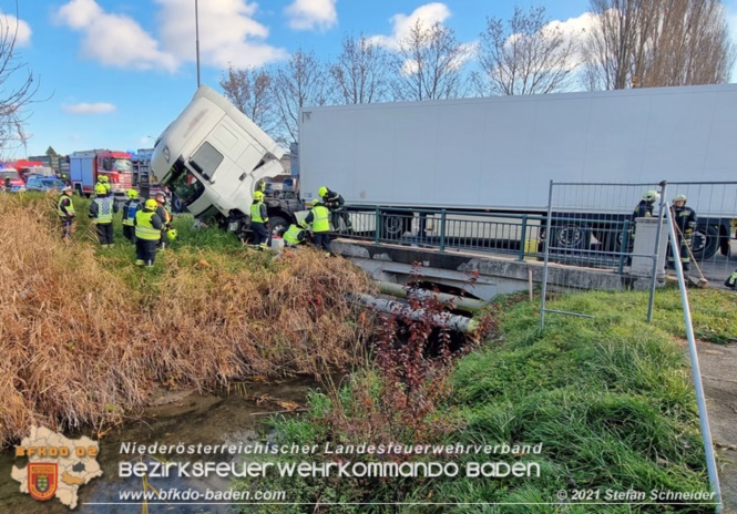20211123 Lkw Unfall mit Dieselaustritt an der Bezirksgrenze Baden - Mödling Foto: Stefan Schneider BFKDO Baden 20211123 Lkw Unfall mit Dieselaustritt an der Bezirksgrenze Baden - Mödling Foto: Stefan Schneider BFKDO Baden