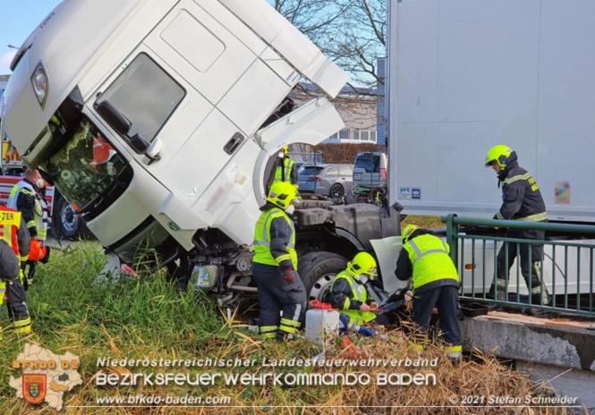 20211123 Lkw Unfall mit Dieselaustritt an der Bezirksgrenze Baden - Mödling Foto: Stefan Schneider BFKDO Baden 20211123 Lkw Unfall mit Dieselaustritt an der Bezirksgrenze Baden - Mödling Foto: Stefan Schneider BFKDO Baden