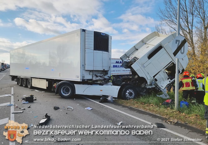 20211123 Lkw Unfall mit Dieselaustritt an der Bezirksgrenze Baden - Mdling  Foto: Stefan Schneider BFKDO Baden