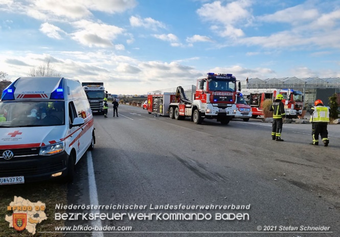 20211123 Lkw Unfall mit Dieselaustritt an der Bezirksgrenze Baden - Mödling Foto: Stefan Schneider BFKDO Baden 20211123 Lkw Unfall mit Dieselaustritt an der Bezirksgrenze Baden - Mödling Foto: Stefan Schneider BFKDO Baden