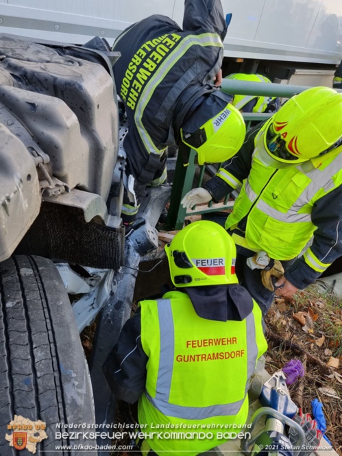 20211123 Lkw Unfall mit Dieselaustritt an der Bezirksgrenze Baden - Mdling  Foto: Stefan Schneider BFKDO Baden