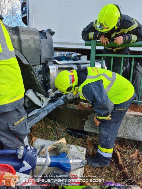 20211123 Lkw Unfall mit Dieselaustritt an der Bezirksgrenze Baden - Mdling  Foto: Stefan Schneider BFKDO Baden