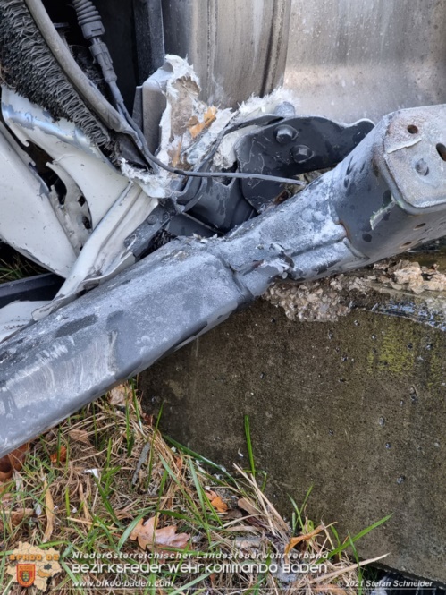 20211123 Lkw Unfall mit Dieselaustritt an der Bezirksgrenze Baden - Mödling Foto: Stefan Schneider BFKDO Baden 20211123 Lkw Unfall mit Dieselaustritt an der Bezirksgrenze Baden - Mödling Foto: Stefan Schneider BFKDO Baden