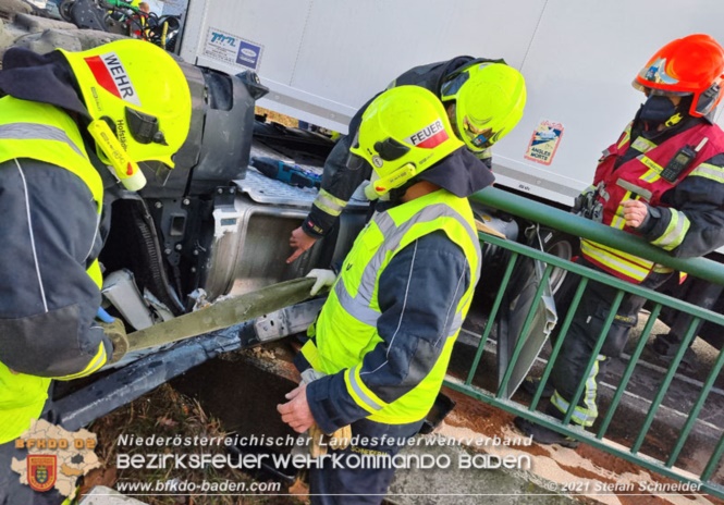 20211123 Lkw Unfall mit Dieselaustritt an der Bezirksgrenze Baden - Mödling Foto: Stefan Schneider BFKDO Baden 20211123 Lkw Unfall mit Dieselaustritt an der Bezirksgrenze Baden - Mödling Foto: Stefan Schneider BFKDO Baden