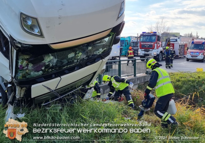20211123 Lkw Unfall mit Dieselaustritt an der Bezirksgrenze Baden - Mödling Foto: Stefan Schneider BFKDO Baden 20211123 Lkw Unfall mit Dieselaustritt an der Bezirksgrenze Baden - Mödling Foto: Stefan Schneider BFKDO Baden