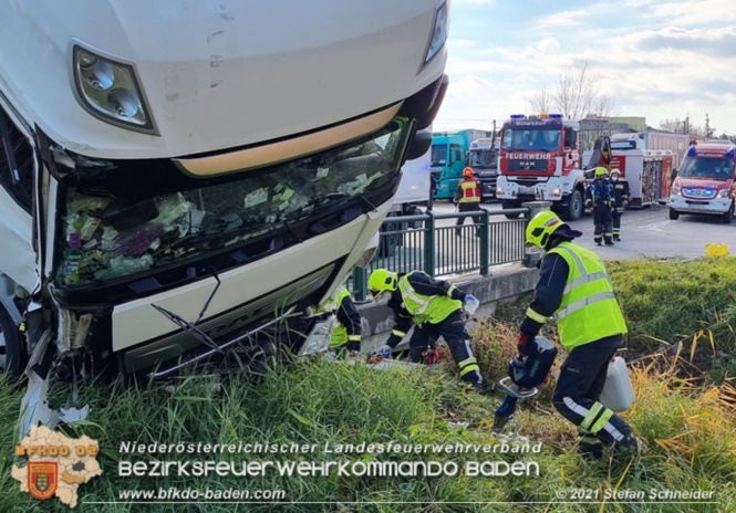 20211123 Lkw Unfall mit Dieselaustritt an der Bezirksgrenze Baden - Mdling  Foto: Stefan Schneider BFKDO Baden