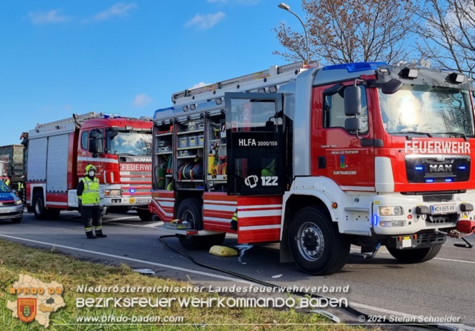 20211123 Lkw Unfall mit Dieselaustritt an der Bezirksgrenze Baden - Mödling Foto: Stefan Schneider BFKDO Baden 20211123 Lkw Unfall mit Dieselaustritt an der Bezirksgrenze Baden - Mödling Foto: Stefan Schneider BFKDO Baden