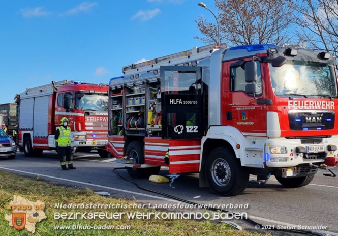 20211123 Lkw Unfall mit Dieselaustritt an der Bezirksgrenze Baden - Mdling  Foto: Stefan Schneider BFKDO Baden