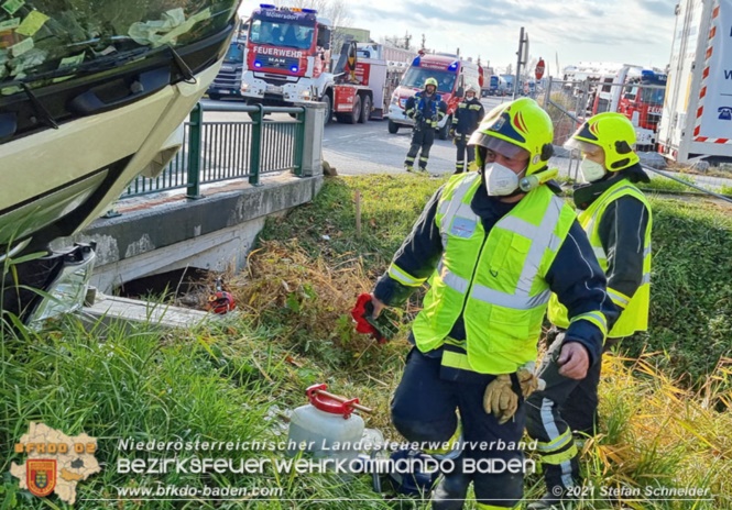 20211123 Lkw Unfall mit Dieselaustritt an der Bezirksgrenze Baden - Mödling Foto: Stefan Schneider BFKDO Baden 20211123 Lkw Unfall mit Dieselaustritt an der Bezirksgrenze Baden - Mödling Foto: Stefan Schneider BFKDO Baden
