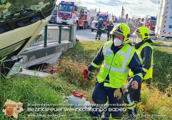 20211123 Lkw Unfall mit Dieselaustritt an der Bezirksgrenze Baden - Mdling  Foto: Stefan Schneider BFKDO Baden