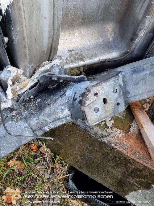 20211123 Lkw Unfall mit Dieselaustritt an der Bezirksgrenze Baden - Mödling Foto: Stefan Schneider BFKDO Baden 20211123 Lkw Unfall mit Dieselaustritt an der Bezirksgrenze Baden - Mödling Foto: Stefan Schneider BFKDO Baden