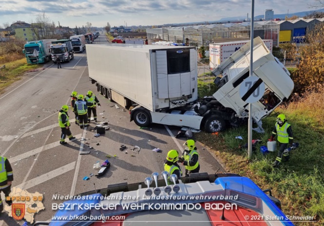 20211123 Lkw Unfall mit Dieselaustritt an der Bezirksgrenze Baden - Mödling Foto: Stefan Schneider BFKDO Baden 20211123 Lkw Unfall mit Dieselaustritt an der Bezirksgrenze Baden - Mödling Foto: Stefan Schneider BFKDO Baden