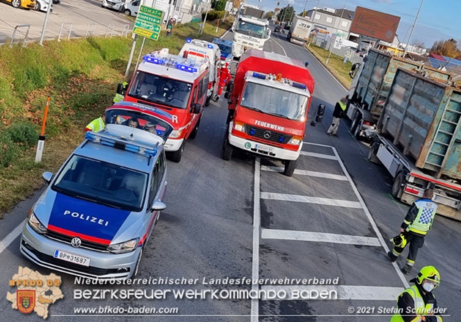 20211123 Lkw Unfall mit Dieselaustritt an der Bezirksgrenze Baden - Mödling Foto: Stefan Schneider BFKDO Baden 20211123 Lkw Unfall mit Dieselaustritt an der Bezirksgrenze Baden - Mödling Foto: Stefan Schneider BFKDO Baden