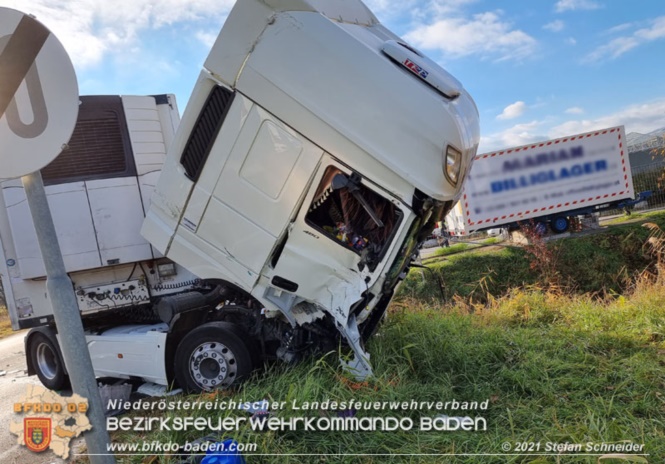20211123 Lkw Unfall mit Dieselaustritt an der Bezirksgrenze Baden - Mödling Foto: Stefan Schneider BFKDO Baden 20211123 Lkw Unfall mit Dieselaustritt an der Bezirksgrenze Baden - Mödling Foto: Stefan Schneider BFKDO Baden