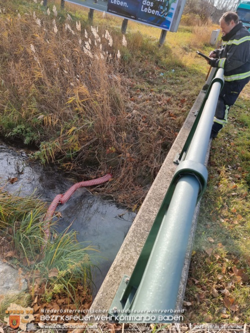20211123 Lkw Unfall mit Dieselaustritt an der Bezirksgrenze Baden - Mödling Foto: Stefan Schneider BFKDO Baden 20211123 Lkw Unfall mit Dieselaustritt an der Bezirksgrenze Baden - Mödling Foto: Stefan Schneider BFKDO Baden