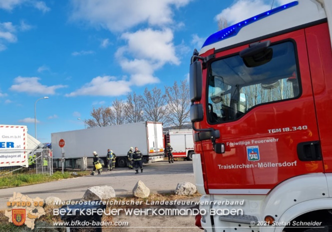 20211123 Lkw Unfall mit Dieselaustritt an der Bezirksgrenze Baden - Mödling Foto: Stefan Schneider BFKDO Baden 20211123 Lkw Unfall mit Dieselaustritt an der Bezirksgrenze Baden - Mödling Foto: Stefan Schneider BFKDO Baden