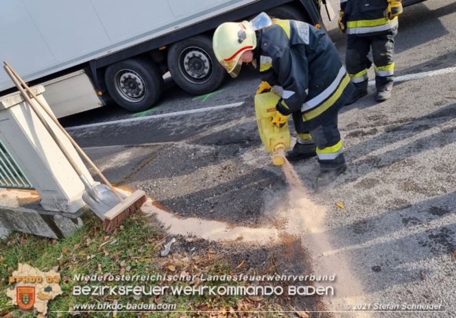 20211123 Lkw Unfall mit Dieselaustritt an der Bezirksgrenze Baden - Mödling Foto: Stefan Schneider BFKDO Baden 20211123 Lkw Unfall mit Dieselaustritt an der Bezirksgrenze Baden - Mödling Foto: Stefan Schneider BFKDO Baden