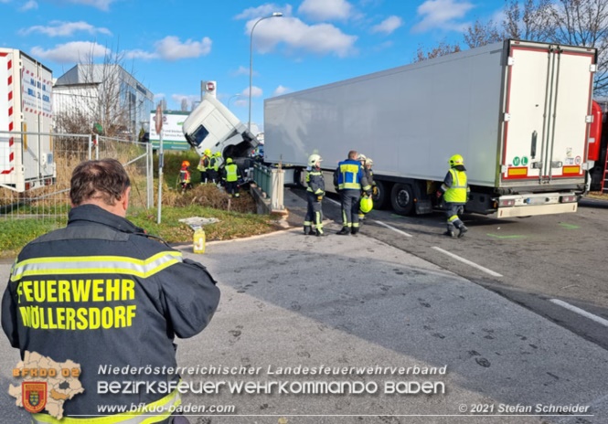 20211123 Lkw Unfall mit Dieselaustritt an der Bezirksgrenze Baden - Mdling  Foto: Stefan Schneider BFKDO Baden