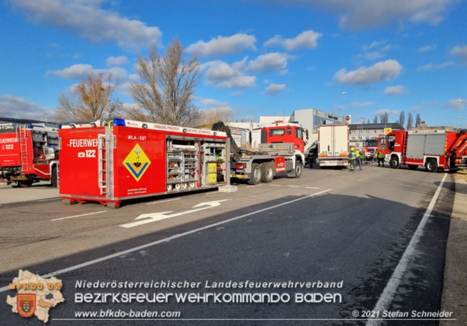 20211123 Lkw Unfall mit Dieselaustritt an der Bezirksgrenze Baden - Mödling Foto: Stefan Schneider BFKDO Baden 20211123 Lkw Unfall mit Dieselaustritt an der Bezirksgrenze Baden - Mödling Foto: Stefan Schneider BFKDO Baden