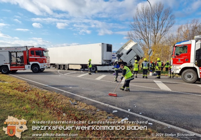 20211123 Lkw Unfall mit Dieselaustritt an der Bezirksgrenze Baden - Mödling Foto: Stefan Schneider BFKDO Baden 20211123 Lkw Unfall mit Dieselaustritt an der Bezirksgrenze Baden - Mödling Foto: Stefan Schneider BFKDO Baden