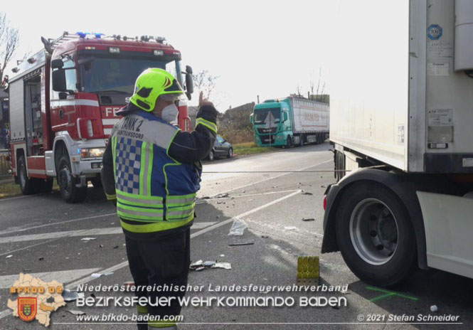 20211123 Lkw Unfall mit Dieselaustritt an der Bezirksgrenze Baden - Mödling Foto: Stefan Schneider BFKDO Baden 20211123 Lkw Unfall mit Dieselaustritt an der Bezirksgrenze Baden - Mödling Foto: Stefan Schneider BFKDO Baden