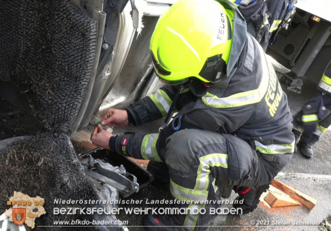 20211123 Lkw Unfall mit Dieselaustritt an der Bezirksgrenze Baden - Mödling Foto: Stefan Schneider BFKDO Baden 20211123 Lkw Unfall mit Dieselaustritt an der Bezirksgrenze Baden - Mödling Foto: Stefan Schneider BFKDO Baden