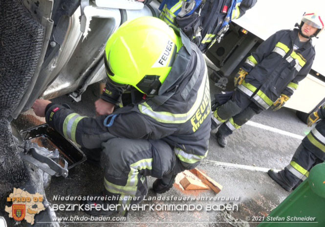 20211123 Lkw Unfall mit Dieselaustritt an der Bezirksgrenze Baden - Mdling  Foto: Stefan Schneider BFKDO Baden