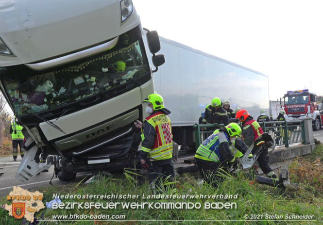 20211123 Lkw Unfall mit Dieselaustritt an der Bezirksgrenze Baden - Mdling  Foto: Stefan Schneider BFKDO Baden