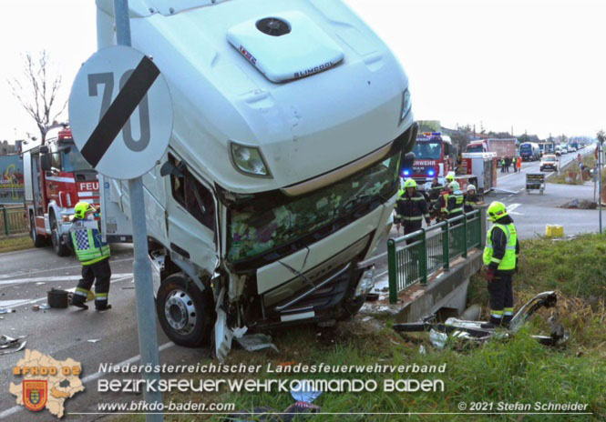 20211123 Lkw Unfall mit Dieselaustritt an der Bezirksgrenze Baden - Mdling  Foto: Stefan Schneider BFKDO Baden