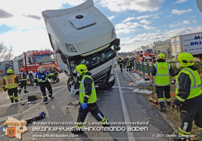 20211123 Lkw Unfall mit Dieselaustritt an der Bezirksgrenze Baden - Mödling Foto: Stefan Schneider BFKDO Baden 20211123 Lkw Unfall mit Dieselaustritt an der Bezirksgrenze Baden - Mödling Foto: Stefan Schneider BFKDO Baden