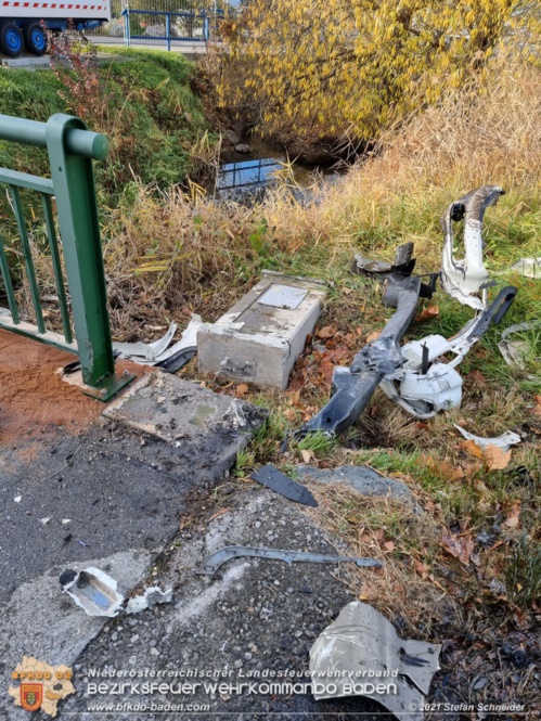 20211123 Lkw Unfall mit Dieselaustritt an der Bezirksgrenze Baden - Mödling Foto: Stefan Schneider BFKDO Baden 20211123 Lkw Unfall mit Dieselaustritt an der Bezirksgrenze Baden - Mödling Foto: Stefan Schneider BFKDO Baden