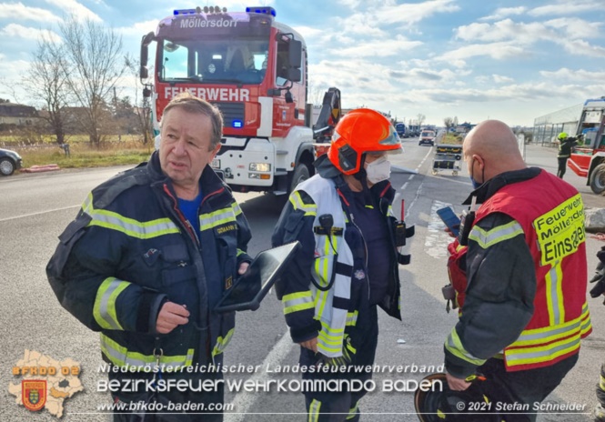 20211123 Lkw Unfall mit Dieselaustritt an der Bezirksgrenze Baden - Mödling Foto: Stefan Schneider BFKDO Baden 20211123 Lkw Unfall mit Dieselaustritt an der Bezirksgrenze Baden - Mödling Foto: Stefan Schneider BFKDO Baden