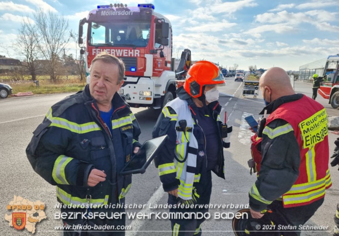 20211123 Lkw Unfall mit Dieselaustritt an der Bezirksgrenze Baden - Mdling  Foto: Stefan Schneider BFKDO Baden