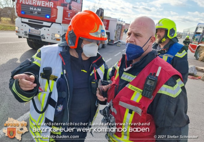 20211123 Lkw Unfall mit Dieselaustritt an der Bezirksgrenze Baden - Mödling Foto: Stefan Schneider BFKDO Baden 20211123 Lkw Unfall mit Dieselaustritt an der Bezirksgrenze Baden - Mödling Foto: Stefan Schneider BFKDO Baden