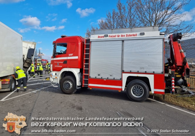 20211123 Lkw Unfall mit Dieselaustritt an der Bezirksgrenze Baden - Mdling  Foto: Stefan Schneider BFKDO Baden