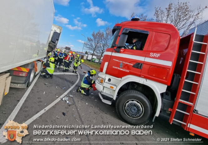 20211123 Lkw Unfall mit Dieselaustritt an der Bezirksgrenze Baden - Mödling Foto: Stefan Schneider BFKDO Baden 20211123 Lkw Unfall mit Dieselaustritt an der Bezirksgrenze Baden - Mödling Foto: Stefan Schneider BFKDO Baden