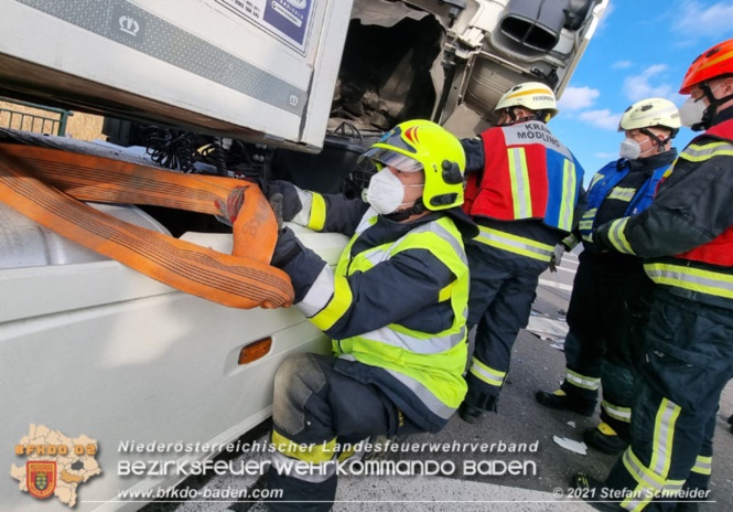 20211123 Lkw Unfall mit Dieselaustritt an der Bezirksgrenze Baden - Mödling Foto: Stefan Schneider BFKDO Baden 20211123 Lkw Unfall mit Dieselaustritt an der Bezirksgrenze Baden - Mödling Foto: Stefan Schneider BFKDO Baden