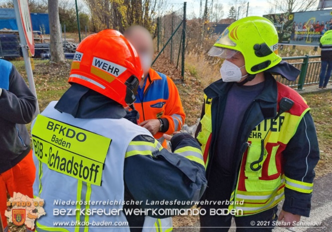20211123 Lkw Unfall mit Dieselaustritt an der Bezirksgrenze Baden - Mödling Foto: Stefan Schneider BFKDO Baden 20211123 Lkw Unfall mit Dieselaustritt an der Bezirksgrenze Baden - Mödling Foto: Stefan Schneider BFKDO Baden