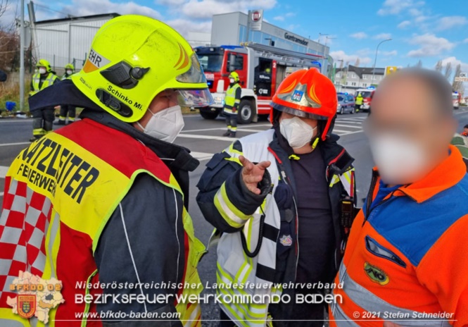 20211123 Lkw Unfall mit Dieselaustritt an der Bezirksgrenze Baden - Mdling  Foto: Stefan Schneider BFKDO Baden