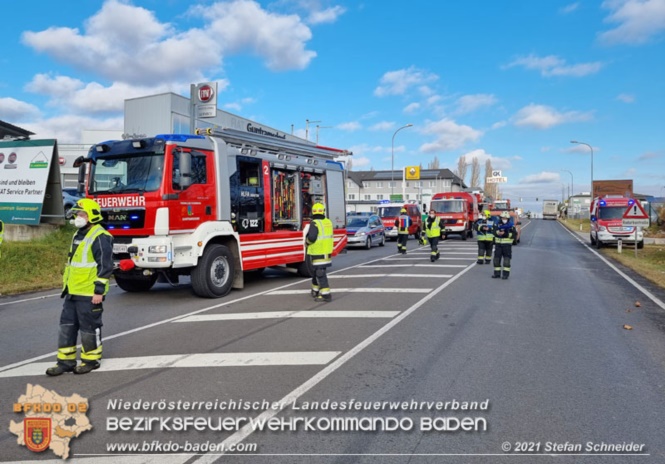 20211123 Lkw Unfall mit Dieselaustritt an der Bezirksgrenze Baden - Mödling Foto: Stefan Schneider BFKDO Baden 20211123 Lkw Unfall mit Dieselaustritt an der Bezirksgrenze Baden - Mödling Foto: Stefan Schneider BFKDO Baden
