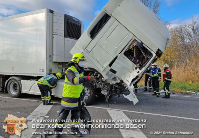 20211123 Lkw Unfall mit Dieselaustritt an der Bezirksgrenze Baden - Mödling Foto: Stefan Schneider BFKDO Baden 20211123 Lkw Unfall mit Dieselaustritt an der Bezirksgrenze Baden - Mödling Foto: Stefan Schneider BFKDO Baden