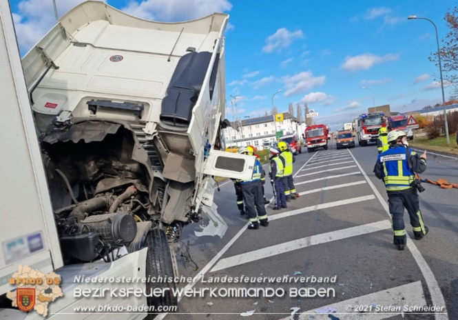 20211123 Lkw Unfall mit Dieselaustritt an der Bezirksgrenze Baden - Mödling Foto: Stefan Schneider BFKDO Baden 20211123 Lkw Unfall mit Dieselaustritt an der Bezirksgrenze Baden - Mödling Foto: Stefan Schneider BFKDO Baden