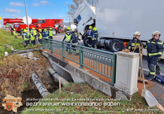 20211123 Lkw Unfall mit Dieselaustritt an der Bezirksgrenze Baden - Mödling Foto: Stefan Schneider BFKDO Baden 20211123 Lkw Unfall mit Dieselaustritt an der Bezirksgrenze Baden - Mödling Foto: Stefan Schneider BFKDO Baden