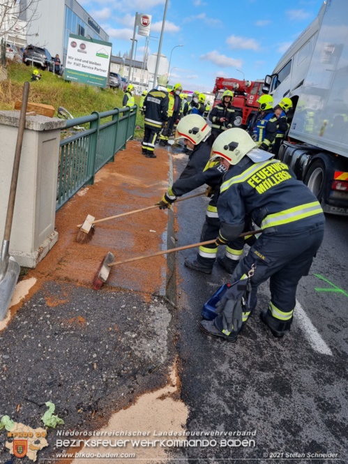 20211123 Lkw Unfall mit Dieselaustritt an der Bezirksgrenze Baden - Mödling Foto: Stefan Schneider BFKDO Baden 20211123 Lkw Unfall mit Dieselaustritt an der Bezirksgrenze Baden - Mödling Foto: Stefan Schneider BFKDO Baden