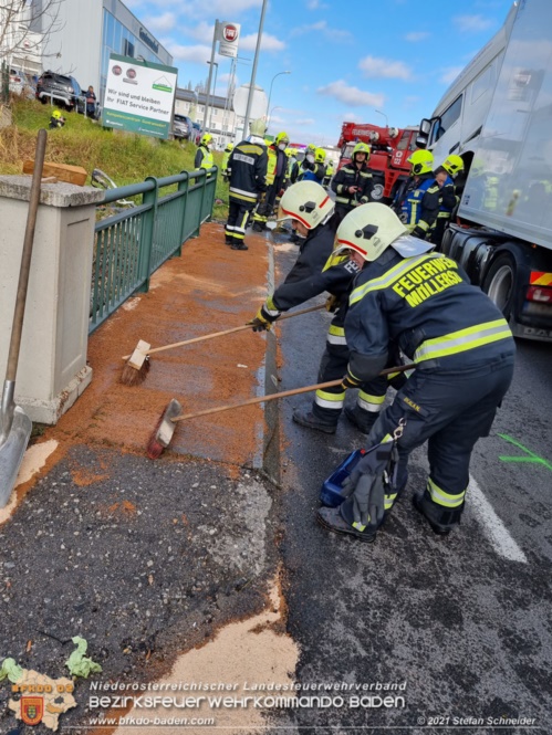 20211123 Lkw Unfall mit Dieselaustritt an der Bezirksgrenze Baden - Mdling  Foto: Stefan Schneider BFKDO Baden